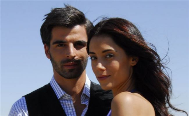 adevarul-despre-relatia-dintre-cansu-dere-si-mehmet-akif-alakurt-de-ce-s-au-sarutat-de-atat-de-putine_2_size2(1)