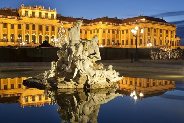 Weihnachtsmarkt Schnbrunn in Wien, Nachtaufnahme vor historischem Hintergrund